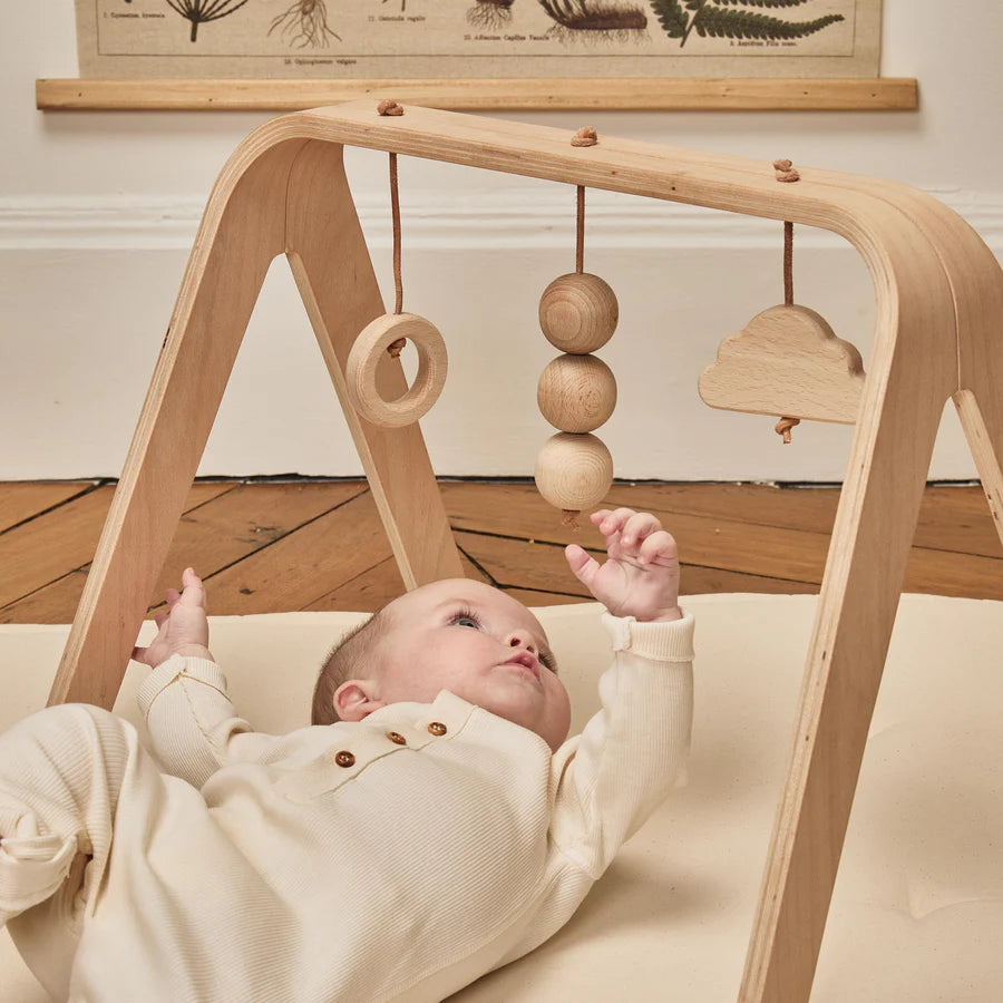 Skandinavisches Babyspieltrapez aus Naturholz